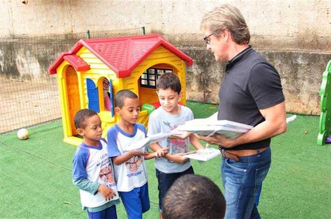 PREFEITO ENTREGA KIT ESCOLAR PARA ALUNOS.

Continua a entrega dos kits escolares para a Rede Municipal de Educação em Caetanópolis.
